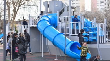 En la Plaza Islas Malvinas de La Plata inauguraron una réplica de un buque en homenaje a los muertos en el ARA General Belgrano