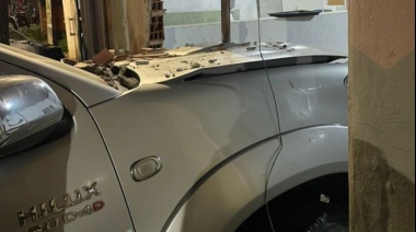 Un conductor de La Plata perdió el control de su camioneta y terminó chocando contra una casa