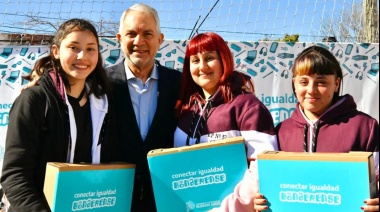 Julio Alak encabezó la entrega de 106 netbooks a estudiantes de La Plata