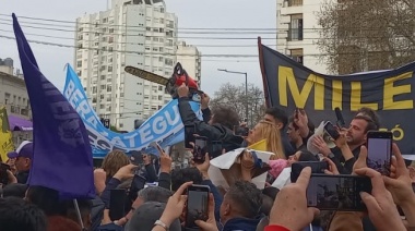 Con motosierra en mano Javier Milei visitó La Plata