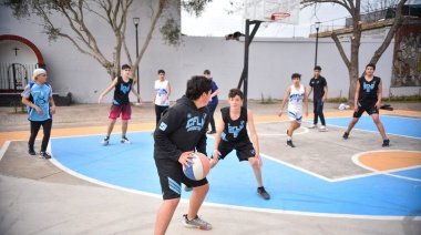 Construyeron dos canchas de fútbol tenis y una de básquet en la Plaza de la Madre de Los Hornos