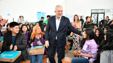 Alak entregó más netbooks a estudiantes de escuelas secundarias de La Plata