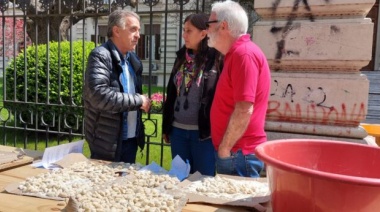 Con una olla llena de ñoquis, el Frente de Izquierda reclamó que la justicia llegue "a fondo" con el caso Chocolate Rigau