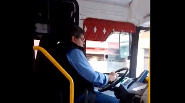 La CNRT le suspendió la licencia  al chofer de un colectivo que chateaba mientras conducía y atropelló a un ciclista
