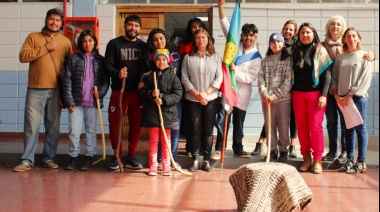 La bandera política mapuche fue reconocida en un colegio secundario de Los Toldos junto a la argentina