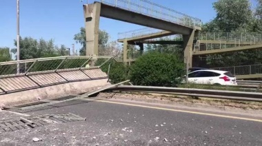 Un camión con semiremolque tiró un puente peatonal ubicado en la Ruta 36