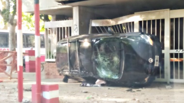 Un automovilista terminó incrustado en un portón del estadio de Estudiantes de La Plata mientras transitaba por calle 1