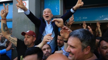 Sin anuncio oficial sobre la victoria en La Plata, dirigentes del peronismo felicitaron a Julio Alak