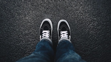 6 tips infalibles para combinar unos tenis casuales para hombre