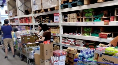 Largas filas en los supermercados de La Plata en la previa a la devaluación que anunció Milei