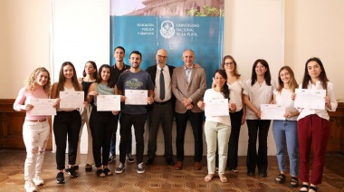 El presidente de la UNLP recibió a estudiantes de Nutrición que fueron distinguidos en un congreso