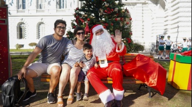 En vísperas de la Navidad, los niños y niñas de La Plata ya pueden dejarle su carta a Papá Noel en el Palacio Municipal