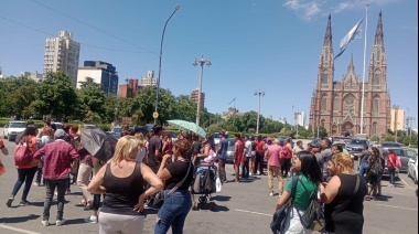 Cooperativistas de La Plata cortaron la calle 12 frente al Palacio Municipal para reclamar "por la reincorporación de los trabajadores despedidos"