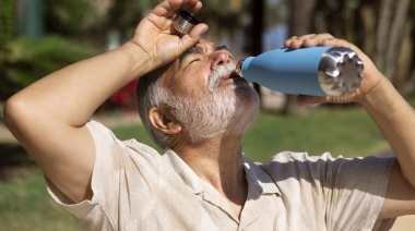 Ante las altas temperaturas que registrará La Plata, recomiendan hidratarse de forma permanente y regular la actividad física
