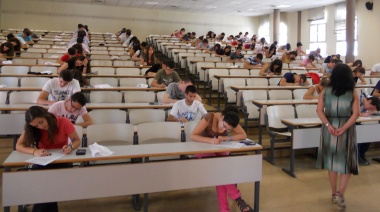 El proyecto de "ley ómnibus" de Milei abre la posibilidad de arancelamiento a extranjeros en las universidades públicas