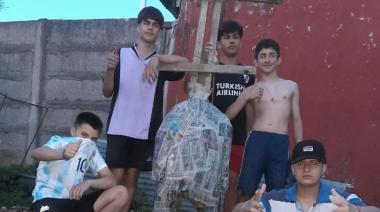 Los primeros muñecos de fin de año ya se dejan ver en La Plata