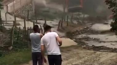 Un alud de agua, barro y rocas destruyó un puente peatonal en Catamarca: mirá el video que muestra cuando arrasa con todo