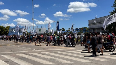 Fuerte reclamo por alimentos en La Plata: miles de vecinos y vecinas se movilizaron a Carrefour y Chango Más