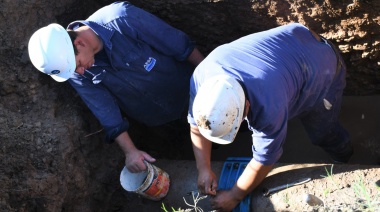 Trabajan en el arreglo de una cañería en Punta Lara