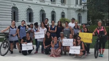 Trabajadoras de los jardines municipales de La Plata pidieron en el Palacio Municipal "por la reincorporación de los despedidos" 