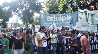Docentes, estudiantes y no docentes realizaron una gran movilización en La Plata en defensa de la educación pública