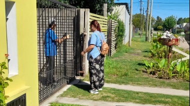 Trabajadores municipales de La Plata recorren los barrios para identificar personas con síntomas de dengue