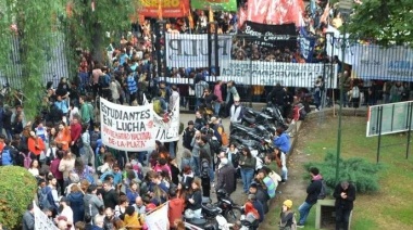 Docentes, estudiantes y no docentes marcharon nuevamente en La Plata contra el ajuste de Milei a la educación pública