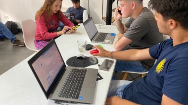 Jóvenes de la agrupación "Modelo Argentino" ayudan en La Plata a registrar las tarjetas SUBE
