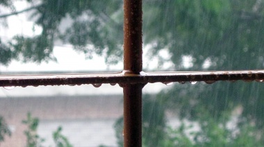 La lluvia continuaría durante todo el lunes en La Plata: podrían registrarse ráfagas intensas y caída de granizo