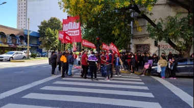 El Movimiento La Dignidad marchó al supermercado Coto de La Plata para visibilizar la falta de alimentos en los comedores
