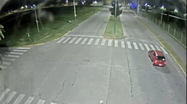 Un automovilista chocó a una moto en La Plata y luego se escapó