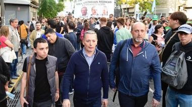 Fernando Gray participó de la marcha en defensa de las universidades: "Son los pilares del ascenso social y del desarrollo para toda nuestra comunidad"