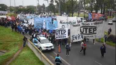 Organizaciones sociales cortan la bajada de la Autopista Buenos Aires La Plata