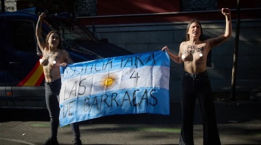 Feministas se desnudaron frente a la Embajada argentina en España para repudiar la presencia de Javier Milei
