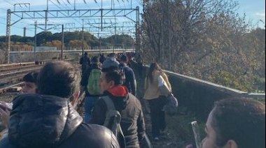 El Tren Roca circula con demoras y cancelaciones: por la rotura de un pantógrafo la gente debió caminar por las vías