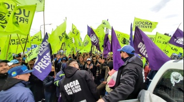 Trabajadores de la UOCRA se manifestaron frente a la Puerta 2 de YPF por las "extorsiones de los delegados"