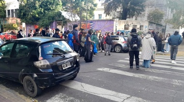 En la Escuela Secundaria N°8 de La Plata realizaron un "mantazo" para reclamar por la "falta de gas"