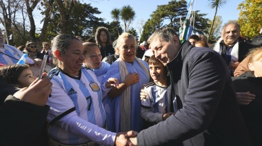 Fernando Gray encabezó los festejos por el 214° aniversario de la Revolución de Mayo en la Plaza 25 de Mayo de Luis Guillón