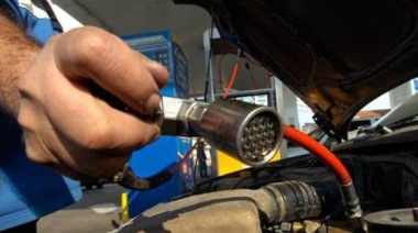 Siguen las largas filas para cargar GNC en La Plata