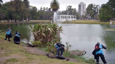 Agentes comunales realizaron una jornada de limpieza y resaturación en el Parque Saavedra de La Plata