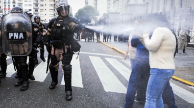 Familiares y amigos de los detenidos tras la represión en las afueras del Congreso reclaman su liberación