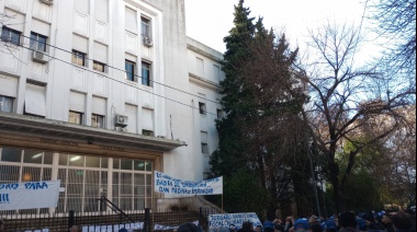 Trabajadores de la Agrupación Blanca y Azul de la UOCRA La Plata reclamaron "justicia" por el ataque a una olla popular en Ensenada