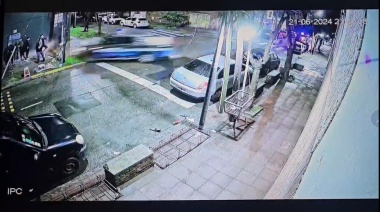 Espectacular choque en Vicente López: policías perdieron el control de un patrullero y atropellaron a un grupo de jóvenes