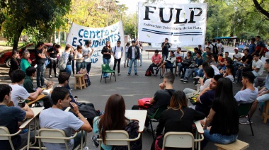 Banderazo, clases públicas y marcha de antorchas: docentes y no docentes universitarios de La Plata salen a la calle para reclamar mejores salarios