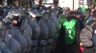 Tensión entre trabajadores despedidos del INTI y la Policía de la Ciudad durante una protesta