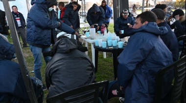 Ante las bajas temperaturas, realizaron una jornada de asistencia a personas en situación de calle en La Plata
