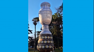 En La Plata realizan una vigilia con una Copa de 25 metros de altura para esperar el partido de la selección argentina