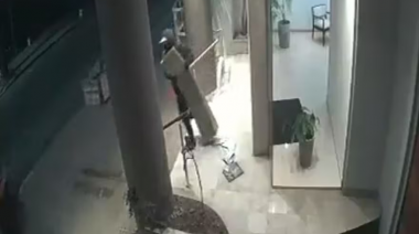 Video: tres jóvenes terminaron arrancando un portero eléctrico para robarse el metal a tres cuadras de los Tribunales en La Plata