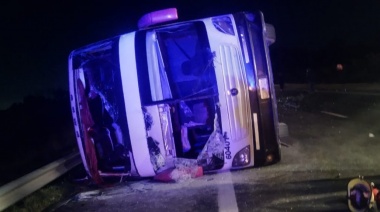 Volcó un micro en el que viajaban 49 pasajeros en la Ruta 2