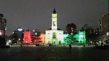 El Palacio Municipal de La Plata se iluminó con los colores de Bolivia por un nuevo aniversario de la independencia del país